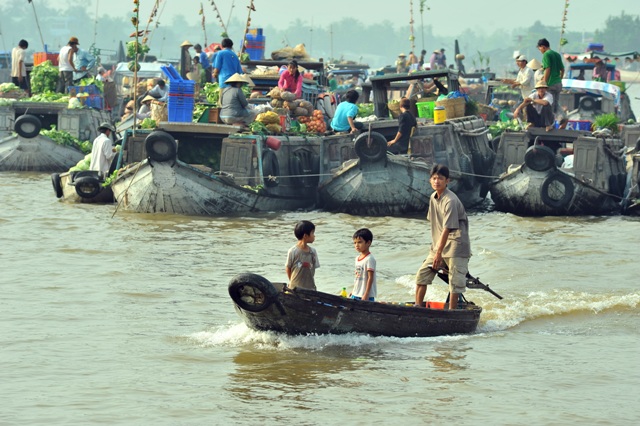 Three famous floating markets in the west of Vietnam